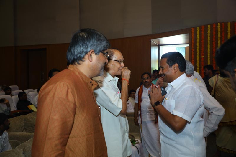 Sri Mulugu Ramalingeshwara Varaprasad Siddhanti was honoured with Jyotishyasastra Vignana Visharadha at Tummalapalli Kalakshetram, Vijayawada (71)